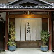 店からは、余呉湖の絶景が臨める。一軒家の落ち着いた雰囲気は非日常の世界へ誘ってくれます。