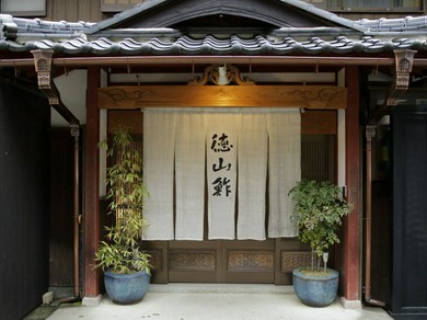 湖畔に佇む風情ある一軒家