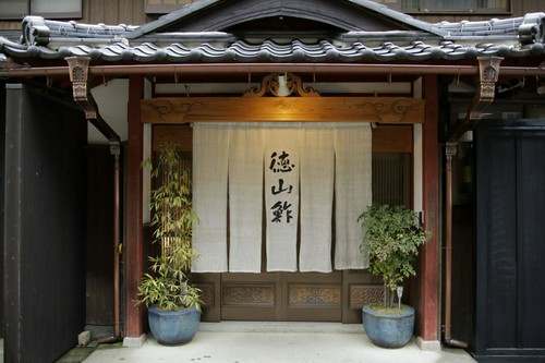 湖畔に佇む風情ある一軒家