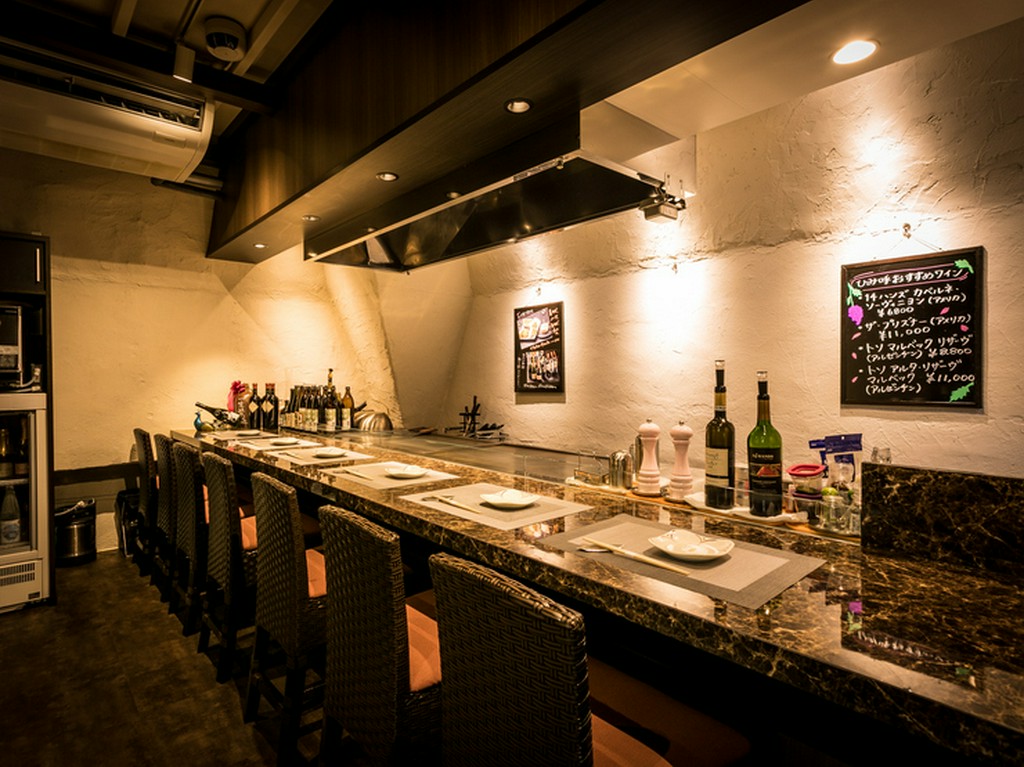 一人でくつろげるアットホームな鉄板焼サロン。軽めの食事もOK