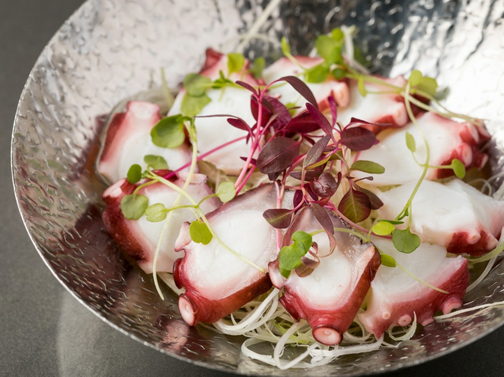 和出汁をきかせたソースで優しい味わいに『タコのカルパッチョ』