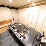 20部屋ある個室席は、接待や会食、ご家族でのお食事などさまざまな用途での利用が可能。ゆったりとくつろげるお座敷席のご用意もあり、プライベートな空間で、リラックスしながらお食事をご堪能頂けます。