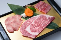 全食べ放題メニュー（デザート付き
＜焼　肉＞
タン塩
カルビ
プレミアムロース
ロース
骨付カルビ
フィレ肉
ハラミ
＜海　鮮＞
海老焼き
他
＜野　菜＞
サラダ
サンチュ
他
＜ご飯物＞
石焼ビビンバ
クッパ
冷麺他
