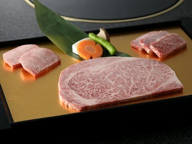 お店イチオシ、上質なお肉を味わう『松阪牛サーロインの盛り合わせ』
