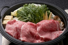 六歌仙で人気の厳選焼肉とすき鍋の両方食べ放題に飲み放題付き。