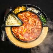 鍋の真ん中でタッカルビを甘辛く焼き上げ、トロトロにとろけたオリジナルブレンドのチーズと絡めて召し上がります。韓国風玉子料理『ケランチム』、コーンやキムチなどもいっしょにどうぞ。