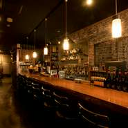 店内は、隠れ家的な落ち着いた空間にアンティーク照明が灯るステキな雰囲気です。個室もあるので、周りを気にせずゆっくりくつろげます。また、事前予約があればお店を貸切ることも可能です。