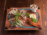 いろいろな食材の燻製が堪能できる『自慢の燻製7種盛り』