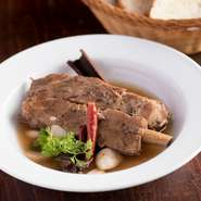 ニンニク・唐辛子などスパイスを効かせた薬膳スープに、スペアリブや野菜を加え煮込んだ一品。シンガポールの定番料理を日本人の口に合うようにアレンジした店の人気メニューです。