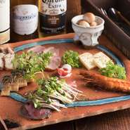 ローストビーフ、チキン、合鴨ロース、塩サバ、うずらの卵、チーズ、ソフトシェルシュリンプ