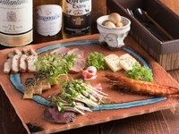 ローストビーフ、チキン、合鴨ロース、塩サバ、うずらの卵、チーズ、ソフトシェルシュリンプ