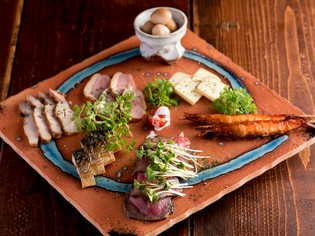 手間暇かけてつくる『自慢の燻製7種盛り』