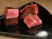 独自の熟成法で35～40日間じっくりと寝かせた究極の味。厚切りで焼くことにより、肉本来の旨味をギュッと閉じ込めています。塩を付けてシンプルにいただくことにより、肉の甘みがより一層際立ちます。