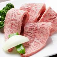 厳選を重ねた『肉』はお店の自慢。熊本県産「プレミアム和王」を中心に、九州産の和牛をご用意しています。女子会にも最適です。