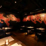 京都を拠点に世界で活躍する壁画絵師・木村英輝氏が描いた赤豹が闊歩する空間が印象的。料理長自ら窯元に赴き選び抜いた器と、旬の食材を彩り豊かに仕上げる職人技が織りなす豊かな色彩。味覚・視覚まで魅了します。