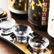 豹紋の利酒師が選んだ、地酒を飲み比べ頂けるセットです。日本酒の造りでの違いや、酒米の違い、日本酒度での違いなど、新しい日本酒の楽しみ方をご提案します。嬉しい、お酒にあう酒肴小鉢もついてきます