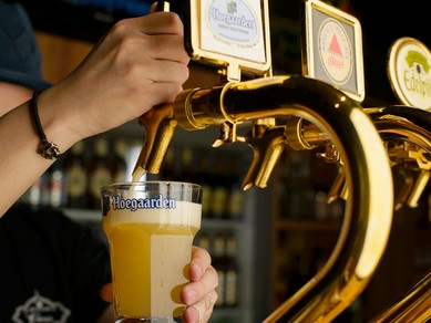直輸入の樽生ビールを常時開栓、上質なのどごしを味わえる
