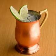 通常はジンジャーエールを使いますが、【Bar antares】では、生姜を生で絞ったものを使って強い風味を楽しめるように仕上げています。生の生姜ならではのガツンと来る辛さを味わいましょう。