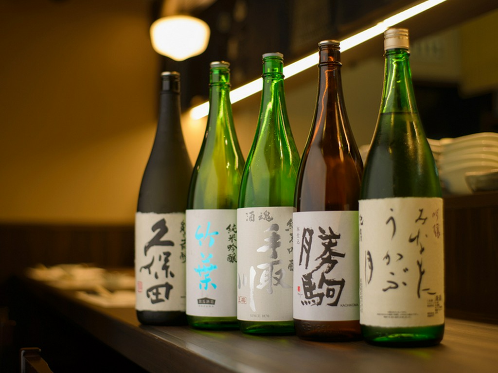 石川の銘酒を中心に北陸三県の旨い地酒、幅広い味の焼酎が揃う