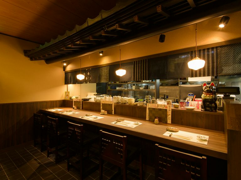 カウンター席も広々ゆったり。旨い酒と肴に憩える大人の特等席