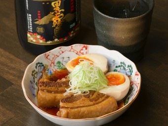 お酒の肴にも絶品。トロトロの美味しさ『煮玉子つき豚の角煮』