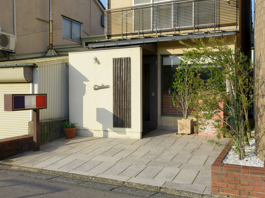 繁華街の喧騒を離れた犀川沿いに、ひっそりと佇む隠れ家フレンチ