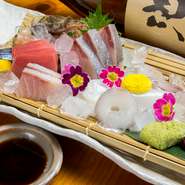鮮度と味に絶対の自信を持ってお届けする逸品。石川や富山など近海の天然魚介をメインとして、日本各地の季節の味もプラス。3種・5種・大漁盛りがあり、ハイクオリティ・高コスパを貫いているのも、こだわり。