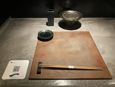 朱色の壁が醸しだすシックな雰囲気の店内
