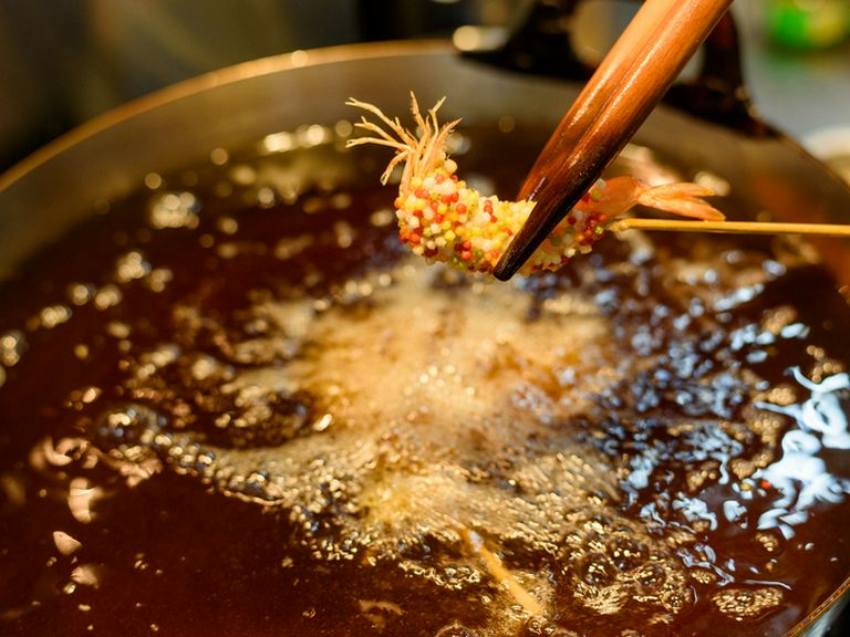 ひまわり油とラードをブレンドした油が、カラッと揚がる秘訣