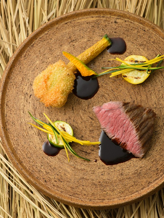 ブランド牛との相性を考えた自慢の『若狭牛燻りロースト　上志比産熟成黒にんにくソース』