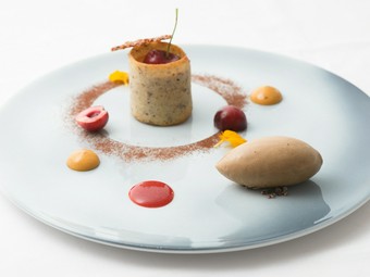 チェリーがのぞく宝箱のような『フォレノワール　Soin風』