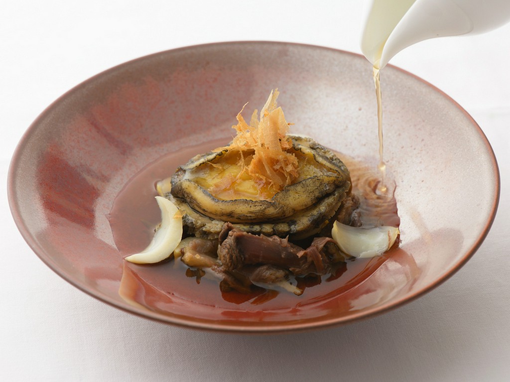 鮑に牛テール、それぞれの味を絶妙なバランスで合せる『鮑と牛テールのコンソメ』