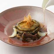柔らかく煮込んだ牛テールから溶け出すトロリとしたスープに、程良く煮込んだ福井県産の鮑の旨味を調和させたコンソメは、日本人の味覚に合うような優しい味わい。ふくよかで豊かな味が広がります。
