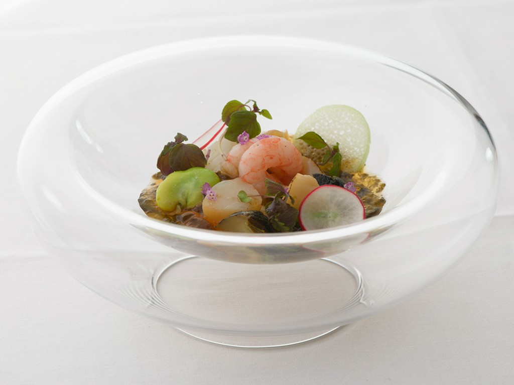 『帆立貝の炙り　新玉葱のバヴァロア　蔵囲昆布ジュレ』