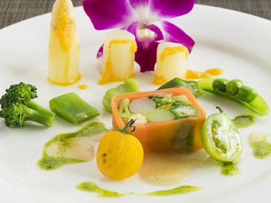 農家直送の旬野菜を華やかに味わう『季節野菜のテリーヌ』