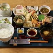 ☆お造り・天麩羅など多彩な小品を折敷いっぱいに盛り込んだ贅沢ランチ！

※全てのランチにサラダ・小鉢・温物・汁物・アイスが付きます。
※食後の飲み物はコーヒー・紅茶お選びください。
