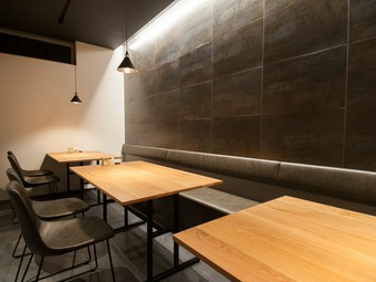一般的な和食店のイメージとは異なる、シックで洗練された空間