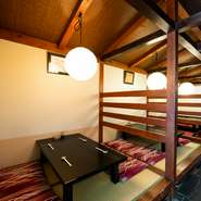 履物をぬいでリラックスできる小上がり席。開放的ながらも落ち着いた雰囲気で、自然と心が和みます。気の合う仲間と会話を交わす会食に、またカジュアルな気分で食事を楽しむ接待に最適です。