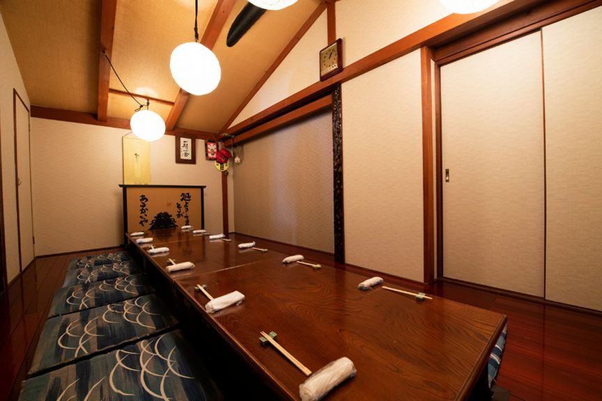 プライベートな空間で、地魚料理を肴にのんびりと宴会を