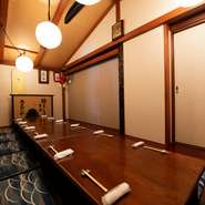 店内には個室が完備。プライベートを大切にしたい会食や会社の宴会など、周りを気にせずゆっくりと過ごせます。シンプルながらも静かで落ち着いた雰囲気。好みのお酒に地魚料理を合わせて、玄界灘の海の幸に乾杯。