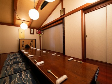 プライベートな空間で、地魚料理を肴にのんびりと宴会を