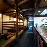 開放的な雰囲気で、小さな子供と一緒でも周りを気にせず食事ができます。新鮮な魚介が多彩にアレンジされ、老若男女問わず楽しめるメニュー。小上がりの座敷や個室もあり、家族全員でゆったり寛げます。