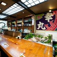 カウンター越しで交わす大将との会話が楽しくて、ふらりと立ち寄りたくなるお店です。おすすめメニューを目当てに訪れるゲストも多いとか。仕事終わりの一杯に、またちょっと飲みたいとき、気軽に利用できます。