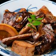 タレを継ぎ足し、代々受け継がれた煮汁でじっくり煮込まれた地魚。箸でほぐした身は、ふっくらとしていて柔らかく、煮汁の風味が鮮魚の旨みを引き立てます。お酒とともに、またご飯のおかずにオススメです。