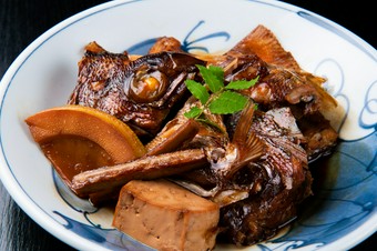 先代から受け継いだ煮汁の奥深き味わいと、ふっくらとした柔らかな身がたまらない美味しさの『煮魚』