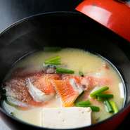 じっくりと抽出した鮮魚の出汁に味噌のコクが融合し、風味豊かな逸品へと昇華した『こっぱ汁』。みそ汁のやさしい味わいに、心が安らぐ一品です。お酒の〆に、また食事と合わせて必ず注文したいメニューです。