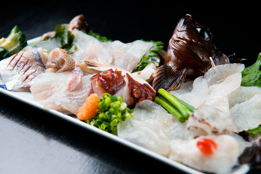 口いっぱいに広がる鮮魚の旨み、次から次へと違う味わいが贅沢に楽しめる『刺身盛り合わせ(金印)』