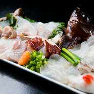 漁師直送で、厳選された新鮮な地魚が種類豊富に楽しめます。器いっぱいに盛り付けられた刺身は、溢れ出そうなほどのボリューム感。秀逸な素材本来の旨みを、贅沢に楽しめるコストパフォーマンスの優れた一品です。