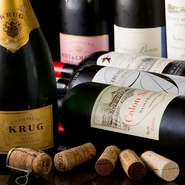 フランス産を中心にセレクトされたワインは40種類ほど。乾杯にふさわしいシャンパンや肉との相性が良い赤ワインなど、豊かなラインアップから選べます。流通良が少なく貴重な銘柄が入荷することもあるそうです。