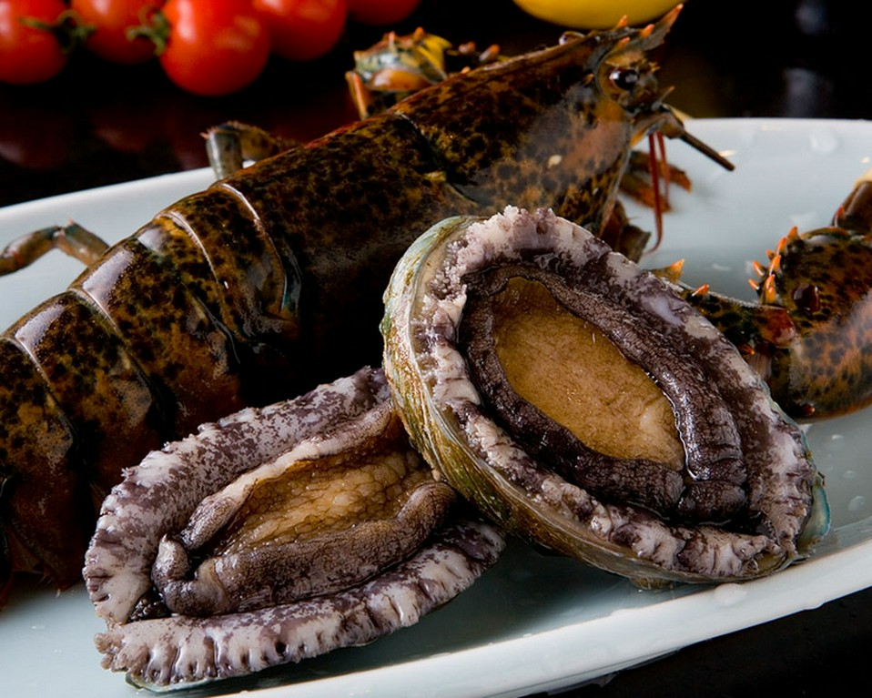 目の前でシェフがダイナミックに焼き上げる『活オマール海老と活鮑』